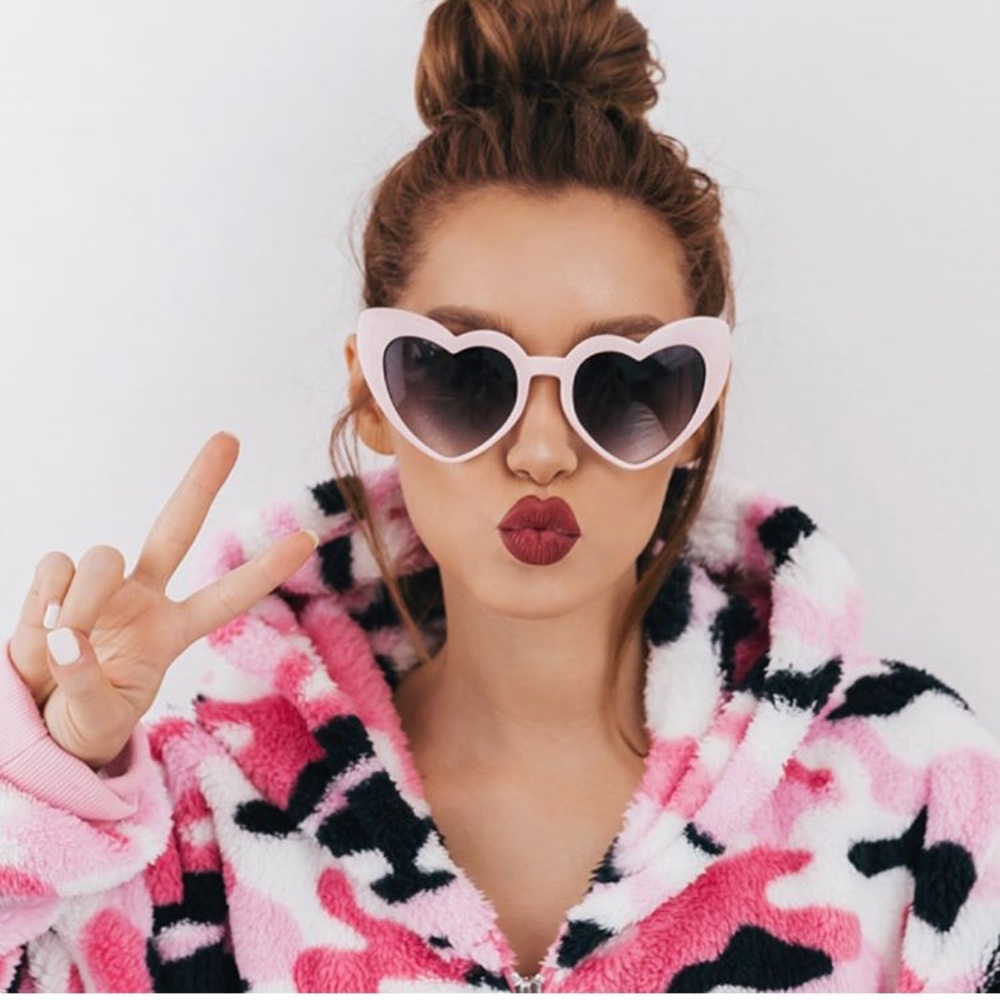 NWT J’Adore Oversized Heart Sunglasses